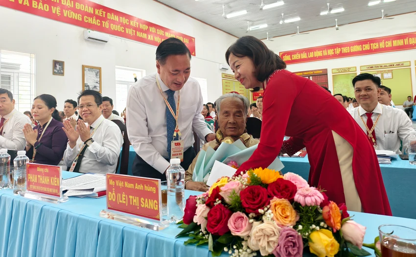 ba-nguyen-thi-hang-giu-chuc-bi-thu-dang-uy-xa-an-nhon-tay-45.jpg