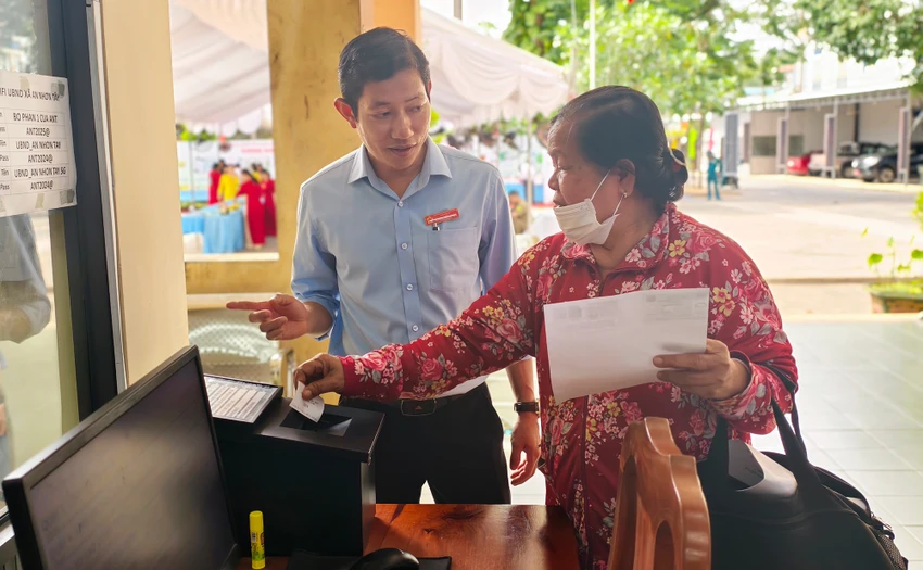 ba-nguyen-thi-hang-giu-chuc-bi-thu-dang-uy-xa-an-nhon-tay-456.jpg