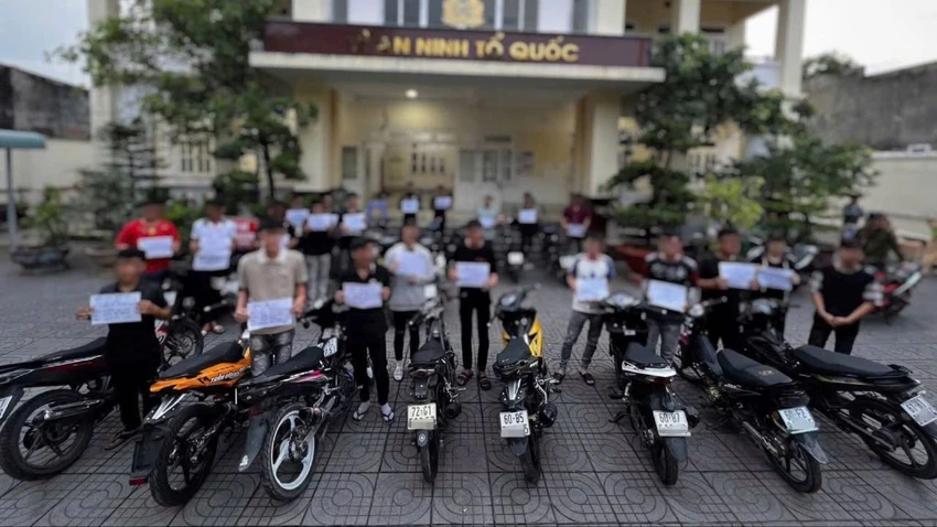 cong-an-tp-hcm-khoi-to-21-thanh-nien-tu-tap-dua-xe-o-xa-phuoc-hai (2).jpg