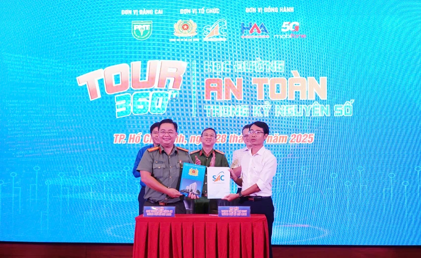 cong-an-tp-hcm-giup-hang-ngan-sinh-vien-nhan-dien-lua-dao-1.jpg