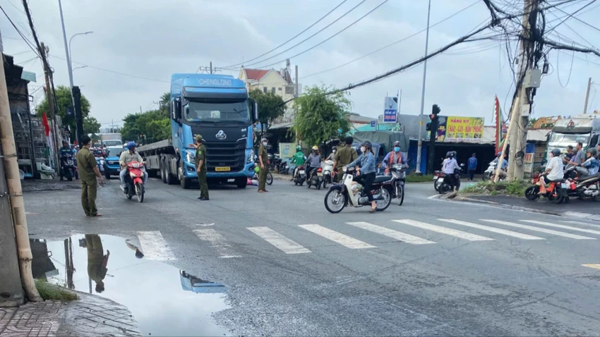 tp-hcm-va-cham-voi-xe-dau-keo-nguoi-phu-nu-tu-vong-tai-cho-1.jpg