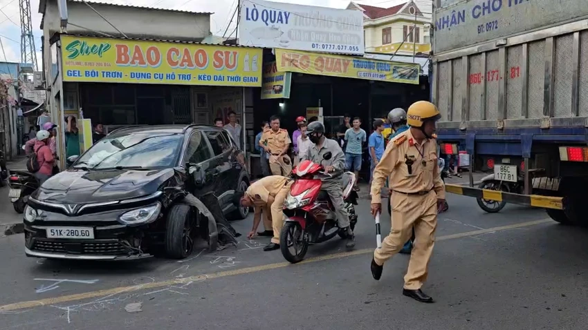 TP.HCM: Tông liên hoàn 2 ô tô và 1 xe máy, nhiều người bị thương