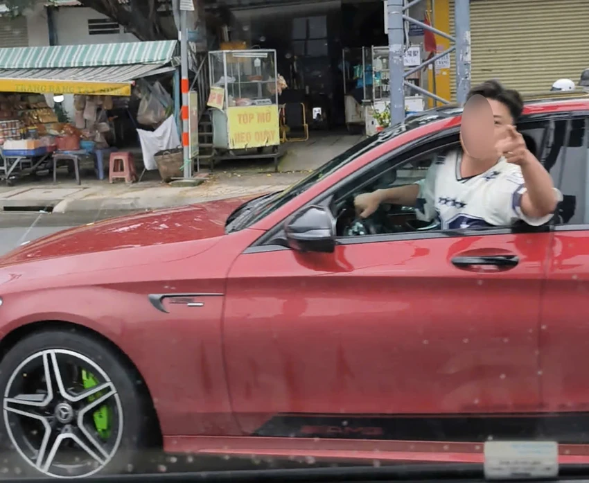Xác minh vụ xe Mercedes lạng lách, tạt đầu xe tải trên đường Lê Quang Đạo