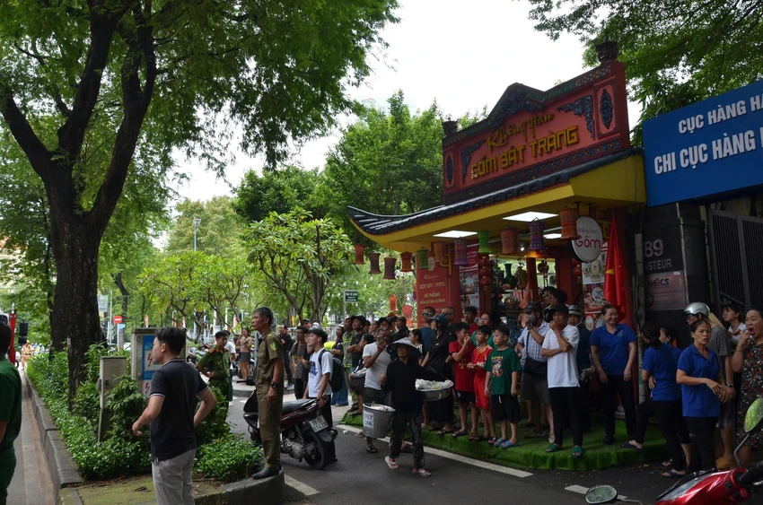 chay-chung-cu-o-phuong-sai-gon-canh-sat-dieu-robot-dap-lua-2.jpg
