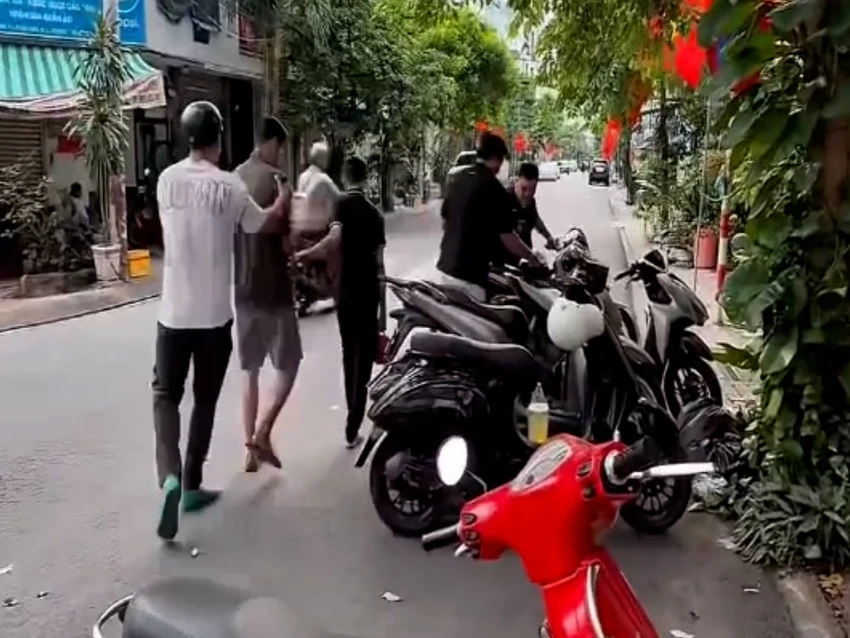 Thanh niên cạy cốp xe trộm tiền đô, iPhone trước cổng trường bị công an bắt sau 2 giờ