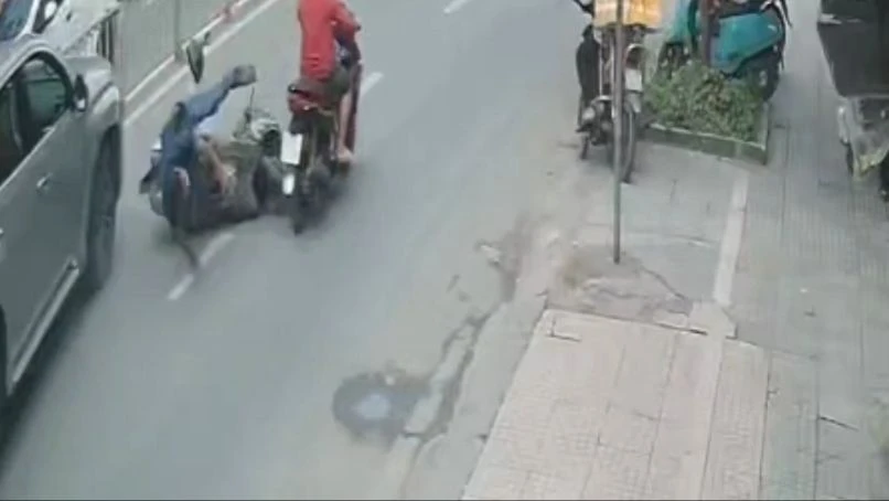 Tông xe liên hoàn trên đường Trường Chinh, nhiều hộ dân mất điện