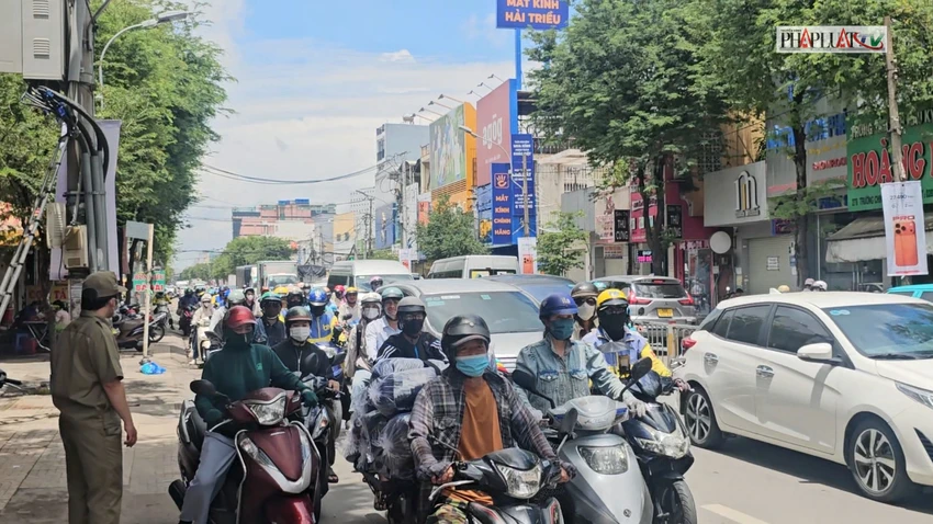 tong-xe-lien-hoan-tren-duong-truong-chinh-nhieu-ho-dan-mat-dien-2.jpg