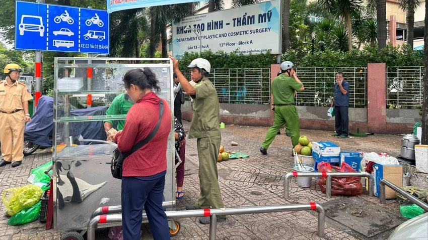 Công an phường Chợ Lớn 'mạnh tay' xử lý hàng rong ở bệnh viện Đại học Y dược