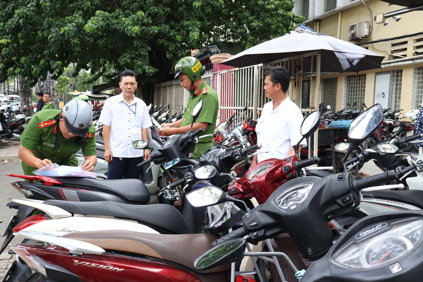 cong-an-kiem-tra-hang-loat-bai-giu-xe-khong-phep-truoc-cong-benh-vien-1.jpg