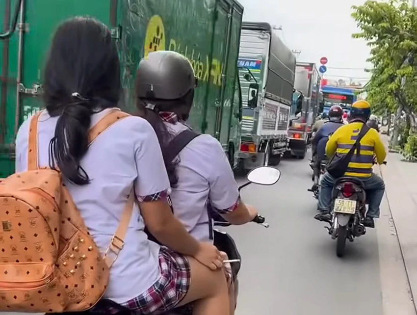 CSGT xác minh vụ nữ sinh hút thuốc, không đội nón bảo hiểm khi lưu thông trên đường
