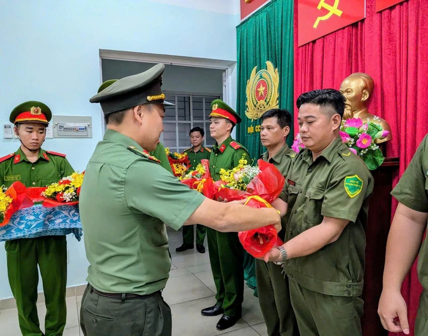 trung-tuong-mai-hoang-co-thu-khen-luc-luong-cuu-127-nguoi-o-phuong-ben-cat (8).jpg