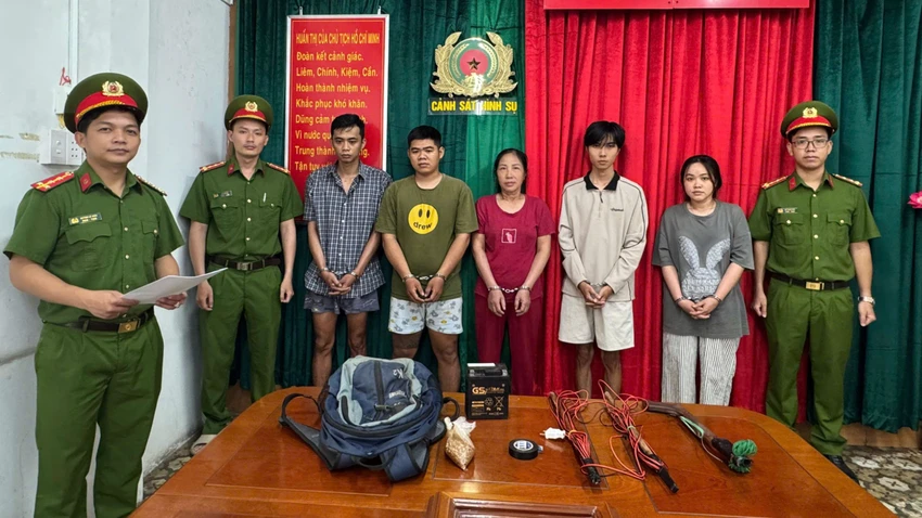 loi-khai-nhom-trom-cho-va-tieu-thu-cho-an-trom-o-phuong-trung-my-tay.jpg