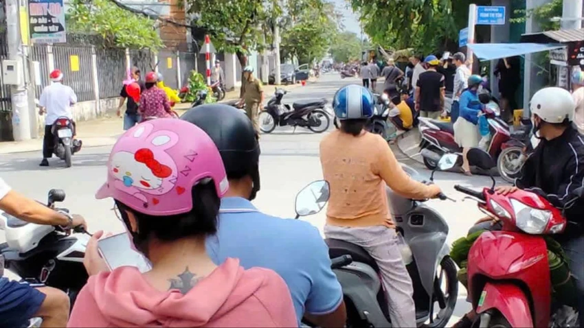 thi-the-nguoi-phu-nu-trong-o-to-boc-mui-o-xa-dong-thanh-1.jpg
