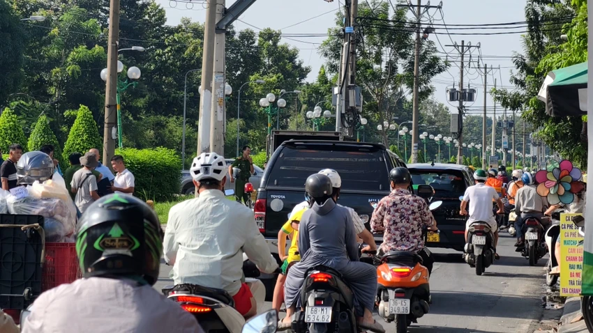 nguoi-dan-ong-mac-ung-thu-nghi-lao-vao-xe-tai-tu-vong-tren-duong-tan-son.jpg
