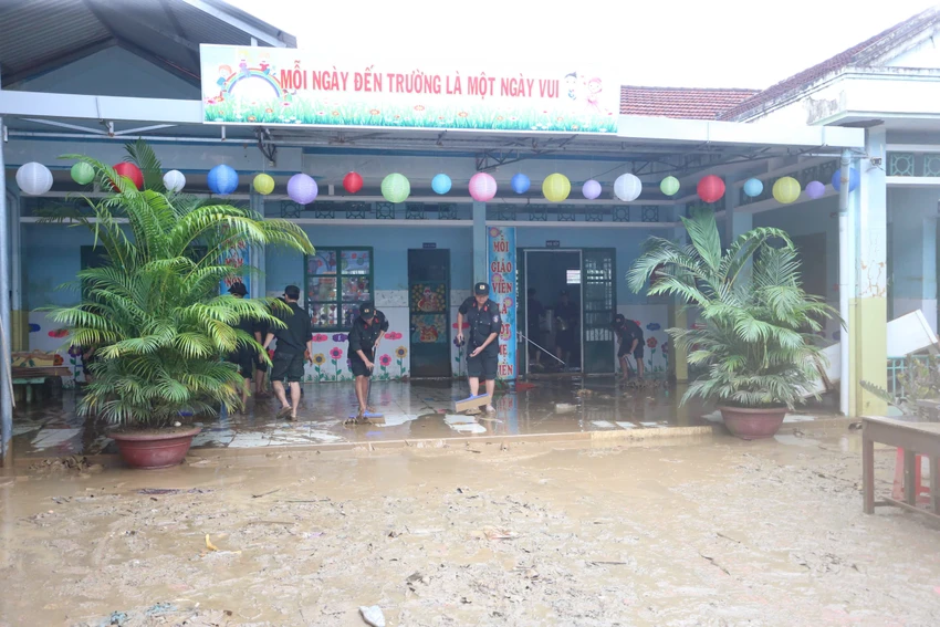 cong-an-tp-hcm-dieu-hon-500-can-bo-chien-si-chi-vien-cac-tinh-khac-phuc-hau-qua-lu-lut-0.jpg