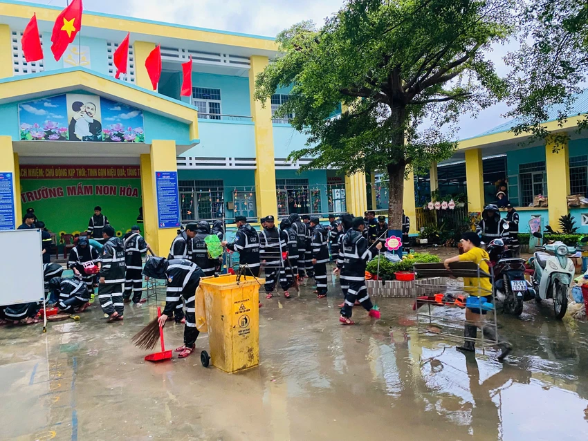 cong-an-tp-hcm-dieu-hon-500-can-bo-chien-si-chi-vien-cac-tinh-khac-phuc-hau-qua-lu-lut-12.jpg