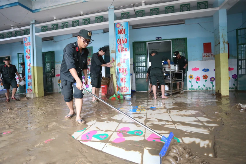 cong-an-tp-hcm-dieu-hon-500-can-bo-chien-si-chi-vien-cac-tinh-khac-phuc-hau-qua-lu-lut.jpg