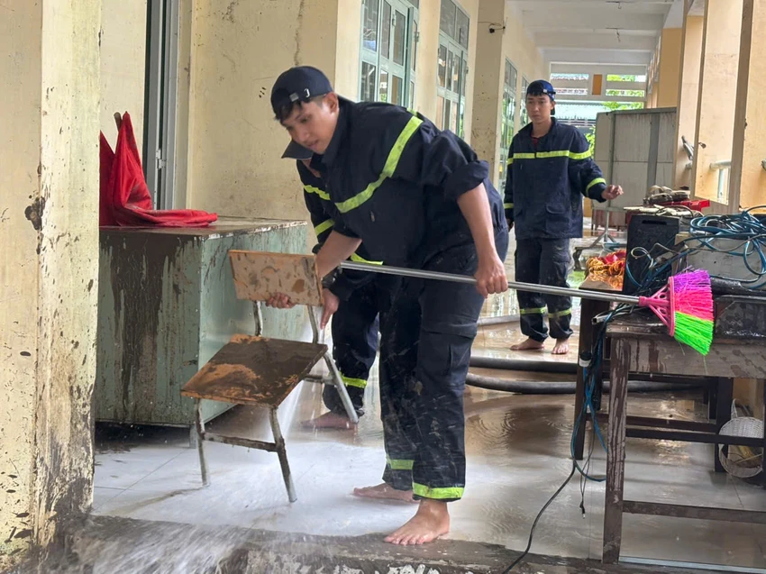 cong-an-tp-hcm-dieu-hon-500-can-bo-chien-si-chi-vien-cac-tinh-khac-phuc-hau-qua-lu-lut-97.jpg