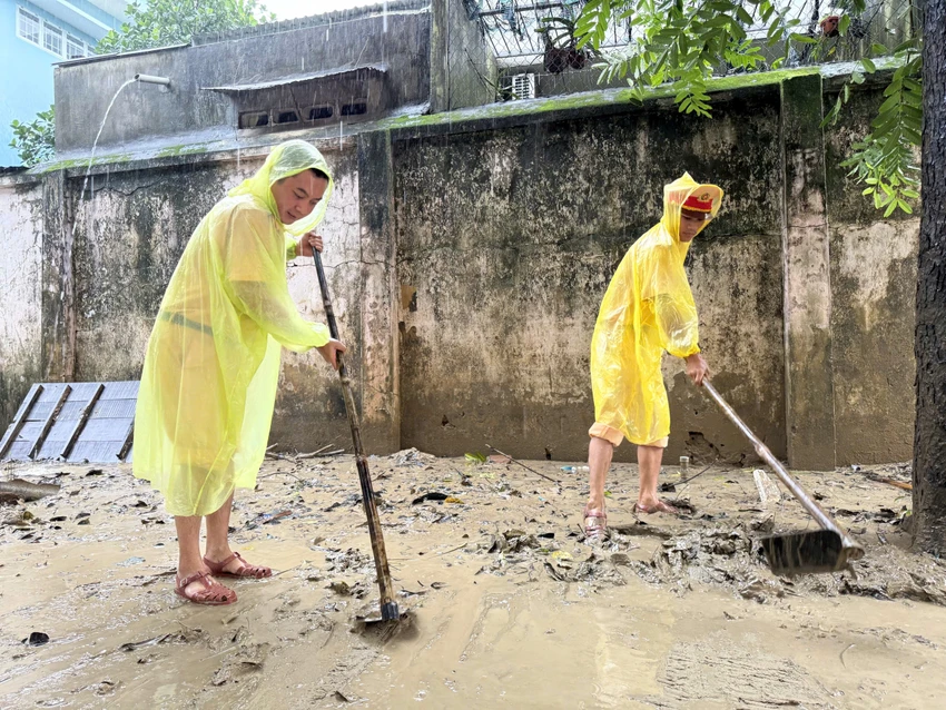 cong-an-tp-hcm-dieu-hon-500-can-bo-chien-si-chi-vien-cac-tinh-khac-phuc-hau-qua-lu-lut-j.jpg
