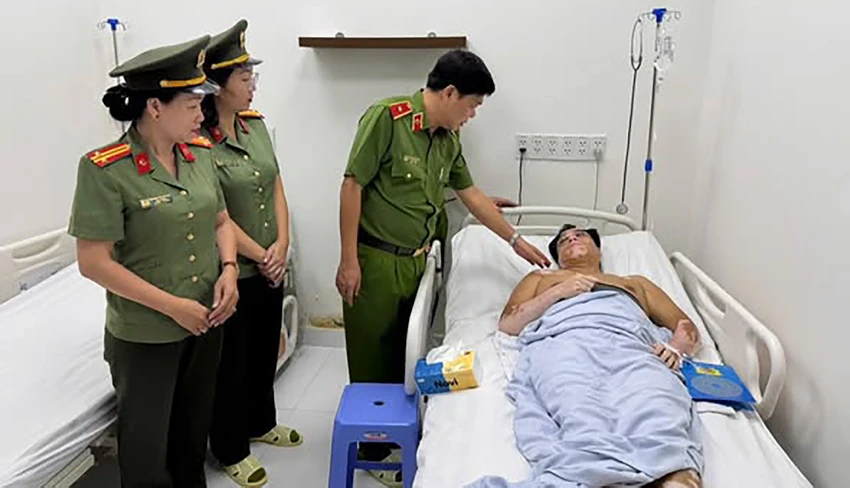 trung-ta-canh-sat-cong-an-tp-hcm-bi-thuong-khi-ho-tro-chong-lu-o-dak-lak.jpg