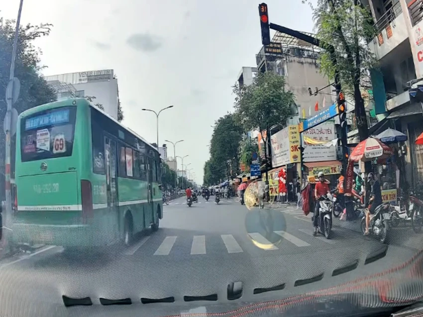 csgt-tan-son-nhat-xac-minh-clip-xe-buyt-tuyen-69-ngang-nhien-vuot-den-do-tai-giao-lo-.jpg