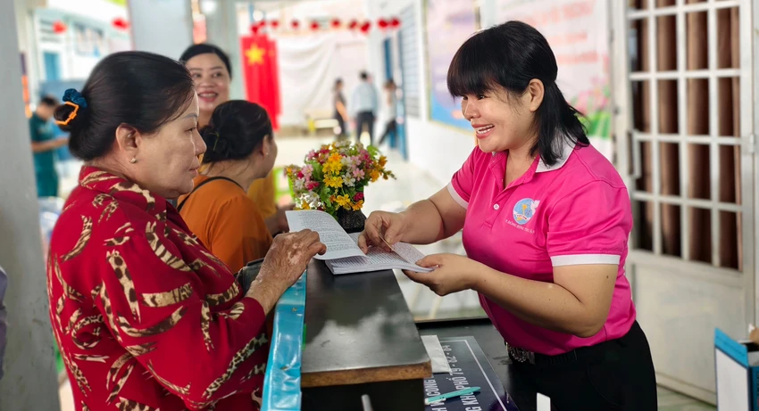 TP.HCM: Dân không cần lên phường, cán bộ về tận khu phố làm thủ tục hành chính