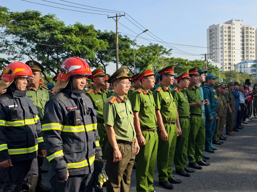 cong-an-phuong-dong-hung-thuan-keo-giam-hon-43-toi-pham-ra-quan-dip-tet-3.jpg