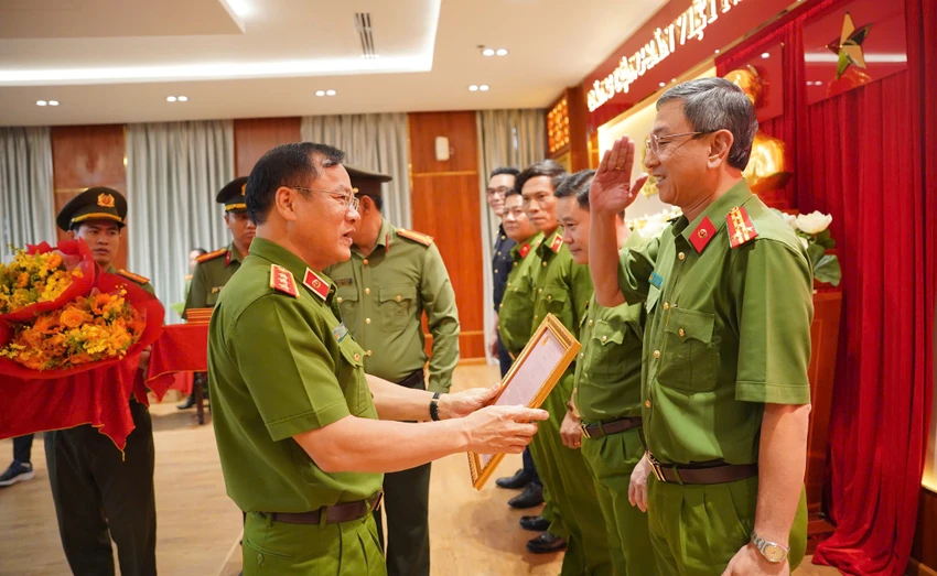 thu-truong-nguyen-van-long-canh-sat-ma-tuy-doi-mat-nhieu-hiem-nguy-cam-do.jpg