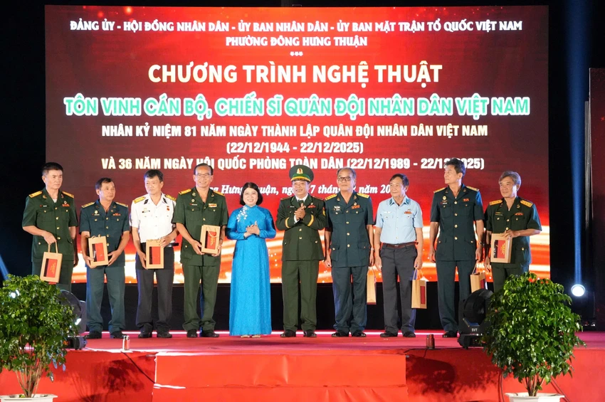 phuong-dong-hung-thuan-hop-mat-tri-an-can-bo-chien-si-quan-doi-nhan-dan (1).jpg