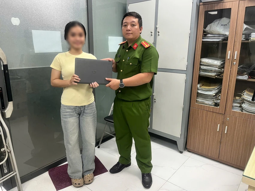 nguoi-phu-nu-vua-duoc-dac-xa-lai-di-trom-laptop-cua-nu-sinh-o-quan-ca-phe.jpg