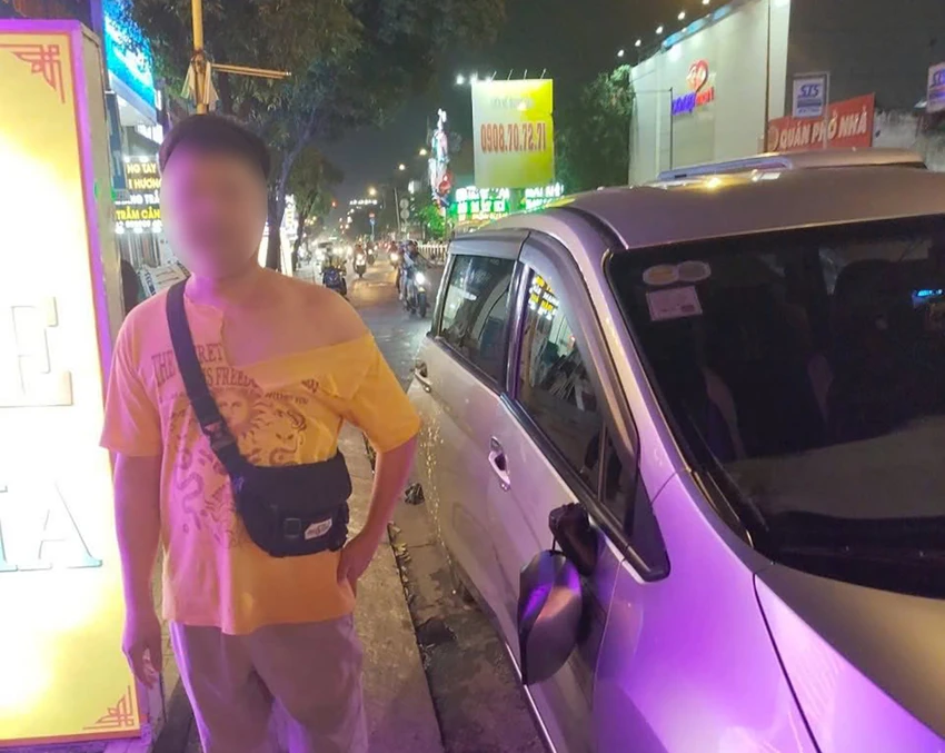 yeu-cau-tien-ve-sinh-do-khach-non-oi-tai-xe-taxi-cong-nghe-bi-hanh-hung-dap-pha-xe-0.jpg