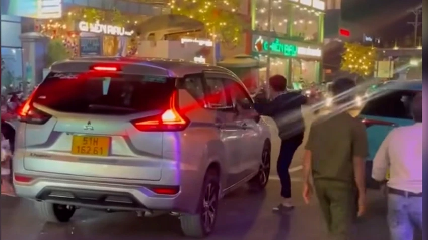 yeu-cau-tien-ve-sinh-do-khach-non-oi-tai-xe-taxi-cong-nghe-bi-hanh-hung-dap-pha-xe.jpg
