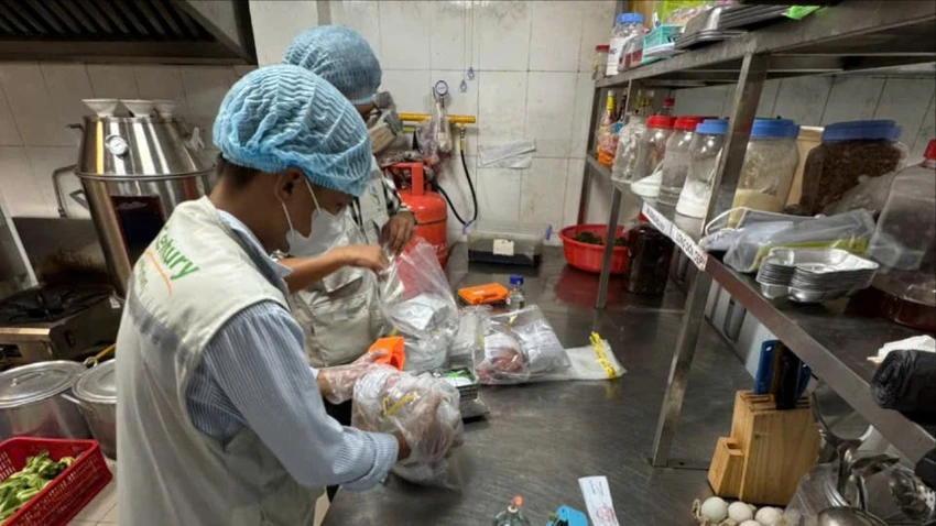 tp-hcm-thu-giu-hon-30-5-tan-thuc-pham-ban-xu-phat-hon-1-7-ti-dong (1).jpg