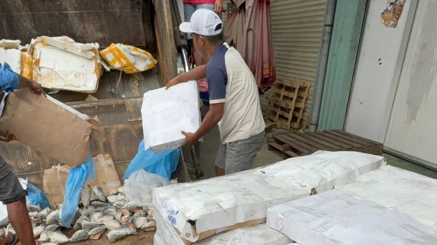 Cơ quan chức năng buộc tiêu hủy số hàng hóa không có nguồn gốc, xuất xứ. Ảnh: CA tp-hcm-thu-giu-hon-30-5-tan-thuc-pham-ban-xu-phat-hon-1-7-ti-dong (16).jpg