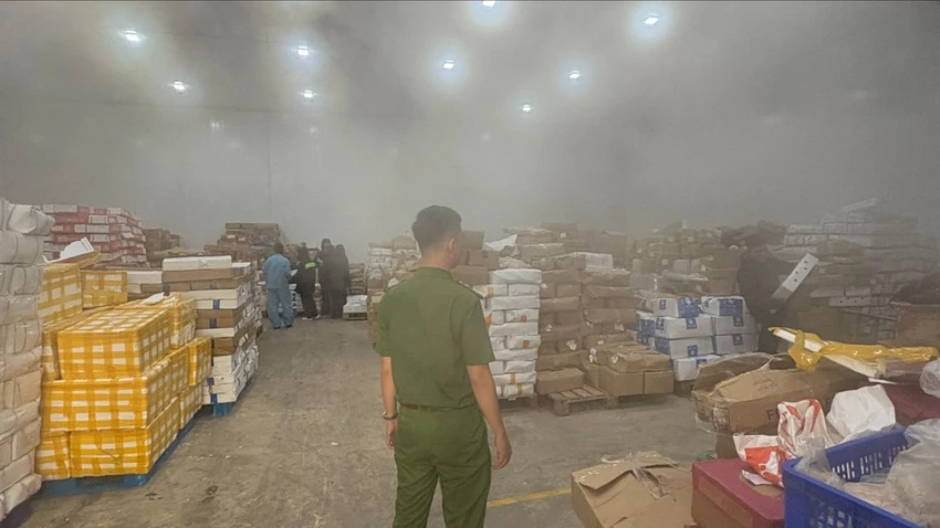 Công an TP.HCM kiểm tra nhiều kho hàng đông lạnh của các công ty kinh doanh thực phẩm trên địa bàn. Ảnh: CA tp-hcm-thu-giu-hon-30-5-tan-thuc-pham-ban-xu-phat-hon-1-7-ti-dong (3).jpg