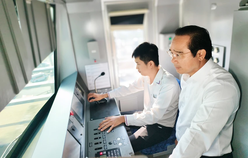 chu-tich-ubnd-tp-hcm-nguyen-van-duoc-di-metro-du-ra-mat-trung-tam-phuc-vu-hanh-chinh-cong (15).jpg