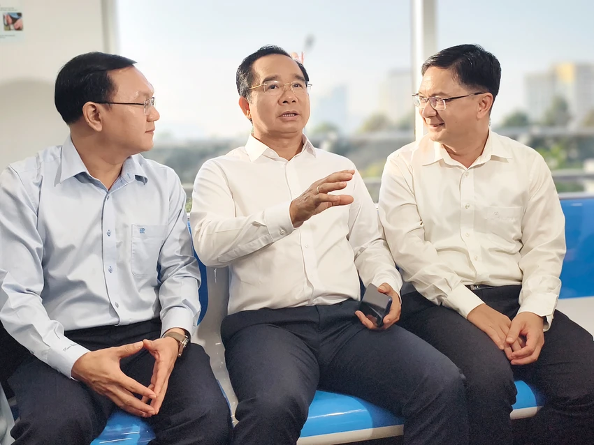 chu-tich-ubnd-tp-hcm-nguyen-van-duoc-di-metro-du-ra-mat-trung-tam-phuc-vu-hanh-chinh-cong.jpg