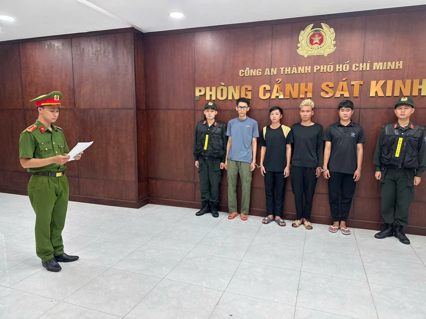 cong-an-tp-hcm-lien-tiep-triet-pha-nhieu-duong-day-buon-ban-phao-lau-dip-tet-09.jpg