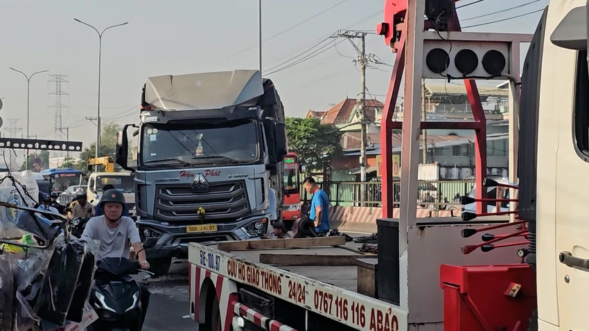 xe-tai-tong-dai-phan-cach-tren-duong-le-duc-anh-gay-ket-xe-keo-dai (4).jpg