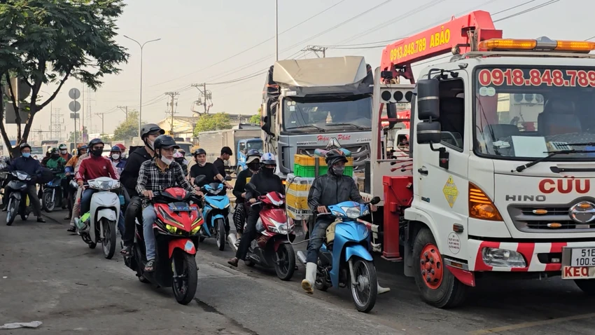 xe-tai-tong-dai-phan-cach-tren-duong-le-duc-anh-gay-ket-xe-keo-dai (8).jpg