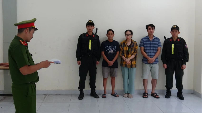 Từ trái qua Võ Thị Thu Oanh, Tăng Thị Mỹ Hoa, Tăng Hoàng Vinh.JPG