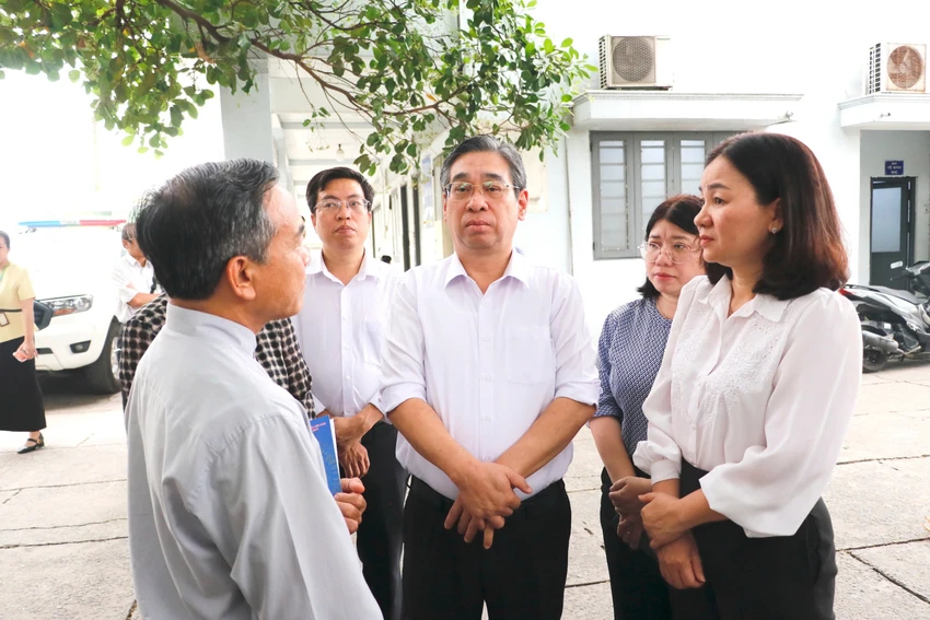 lanh-dao-tp-hcm-tham-hoi-gia-dinh-cac-nan-nhan-vu-chay-o-phuong-dong-hung-thuan (2).jpg