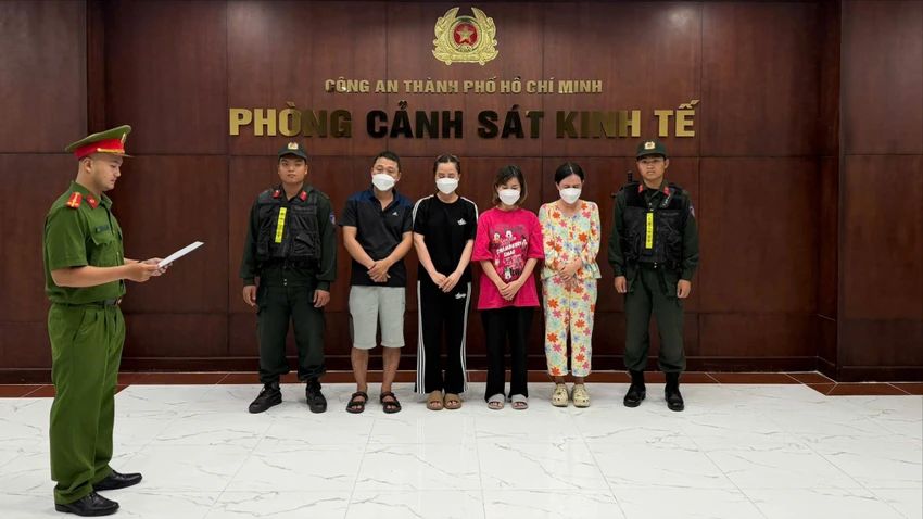 2. tống đạt Quyết định khởi tố bị can.jpg