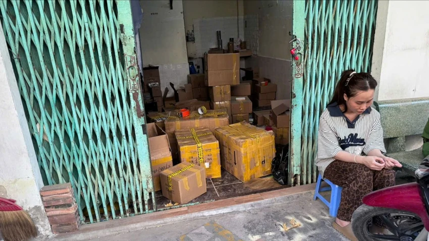 3. lực lượng chức năng kiểm tra các điểm buôn bán hàng giả.jpg