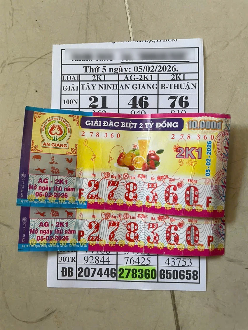 Hai tờ vé số trúng giải độc đắc. Ảnh: Hữu Tâm z7525112912549_0fd985983eb0e39a9a444fe476443a31.jpg