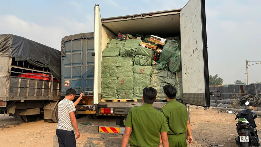 1. lực lượng chức năng kiểm tra xe.jpg