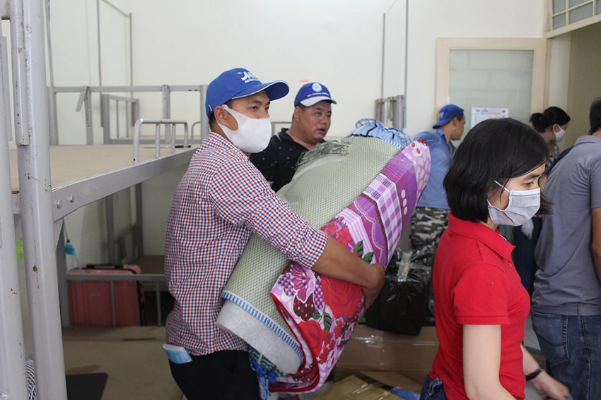 Hàng trăm tình nguyện viên dọn ký túc xá đón người cách ly ảnh 4 Hàng trăm tình nguyện viên dọn ký túc xá đón người cách ly ảnh 4