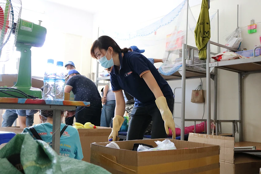 Hàng trăm tình nguyện viên dọn ký túc xá đón người cách ly ảnh 3 Hàng trăm tình nguyện viên dọn ký túc xá đón người cách ly ảnh 3