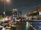 Xe máy tông vào ô tô đầu kéo từ trong bãi chạy ra đường