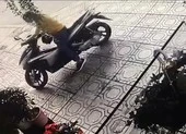 Một phụ nữ bẻ khoá trộm xe máy ở quận 1